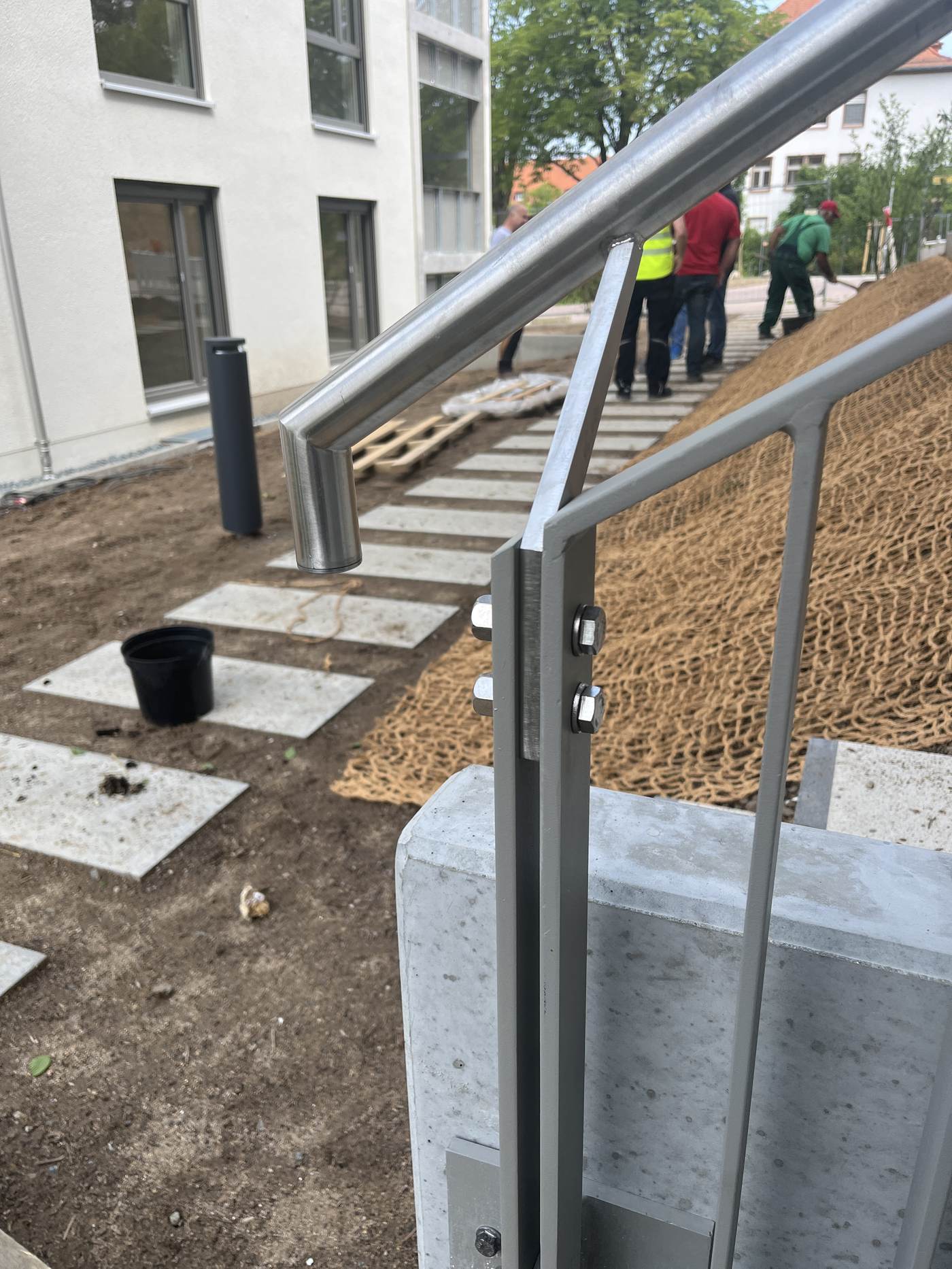 „Ludwigshöh“, Darmstadt — Bauphase mit Geländer und Wegebau