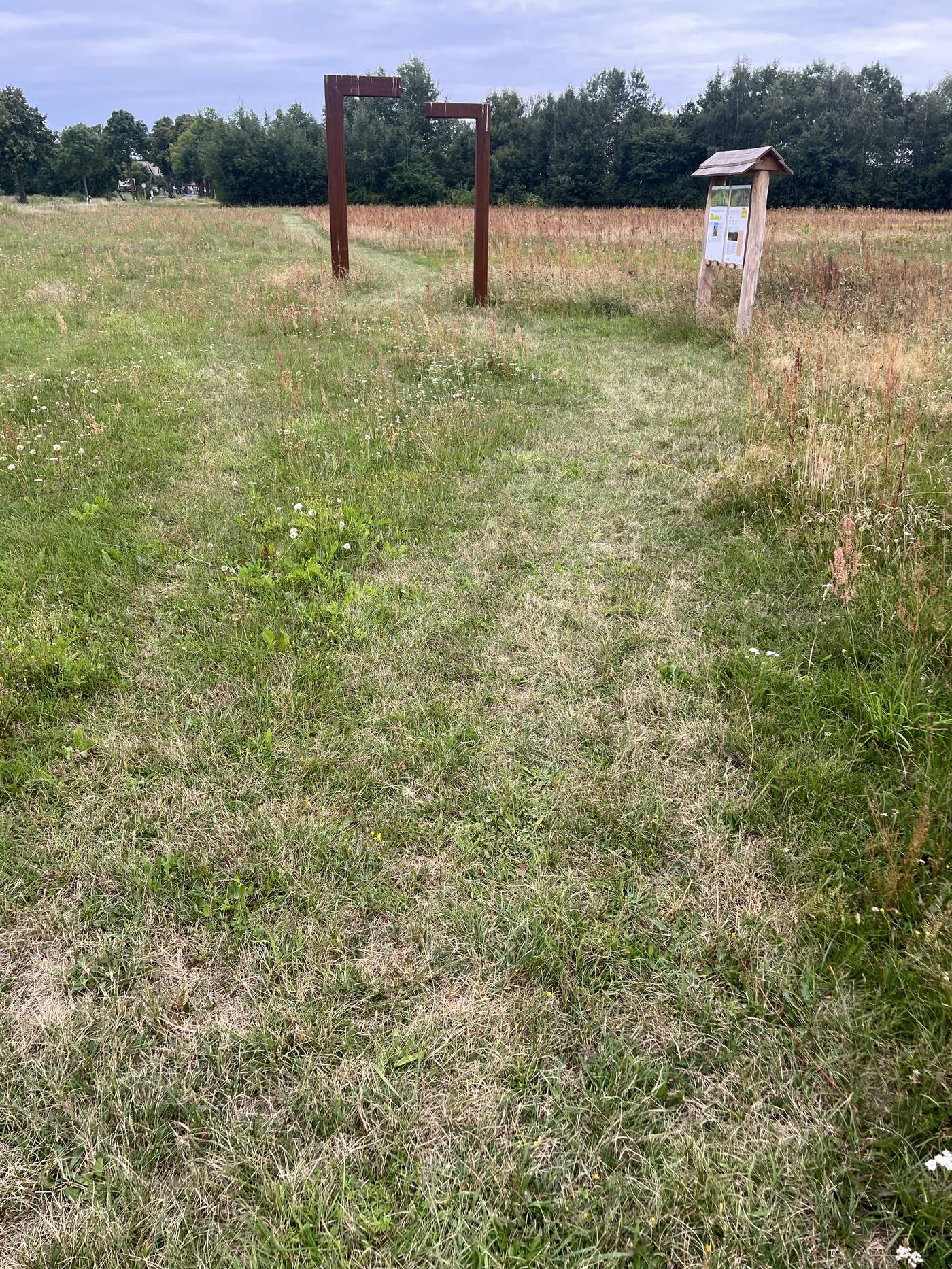Biosphärenreservat Drömling — Anamorphose und Infotafel im Feld