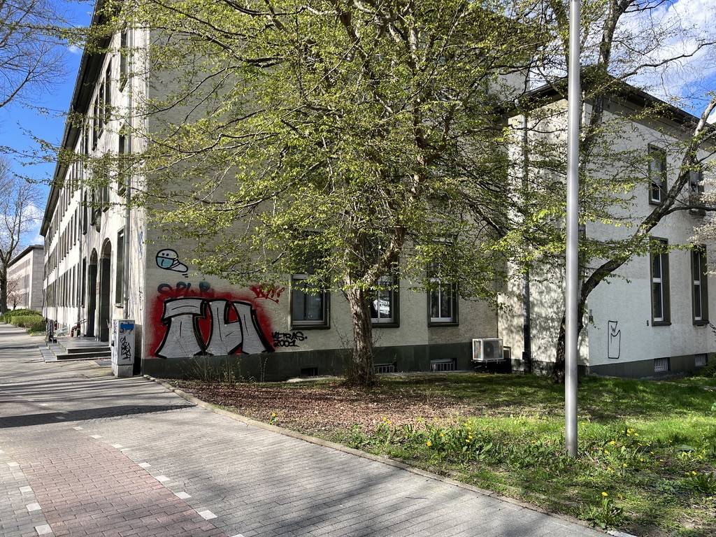 Finanzamt in NRW — Fassade und Stellplätze
