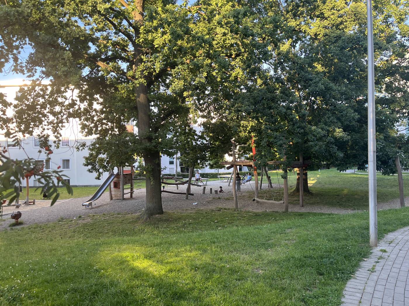 Quartiersentwicklung Helleböhn, Kassel — Spielbereich unter Bäumen