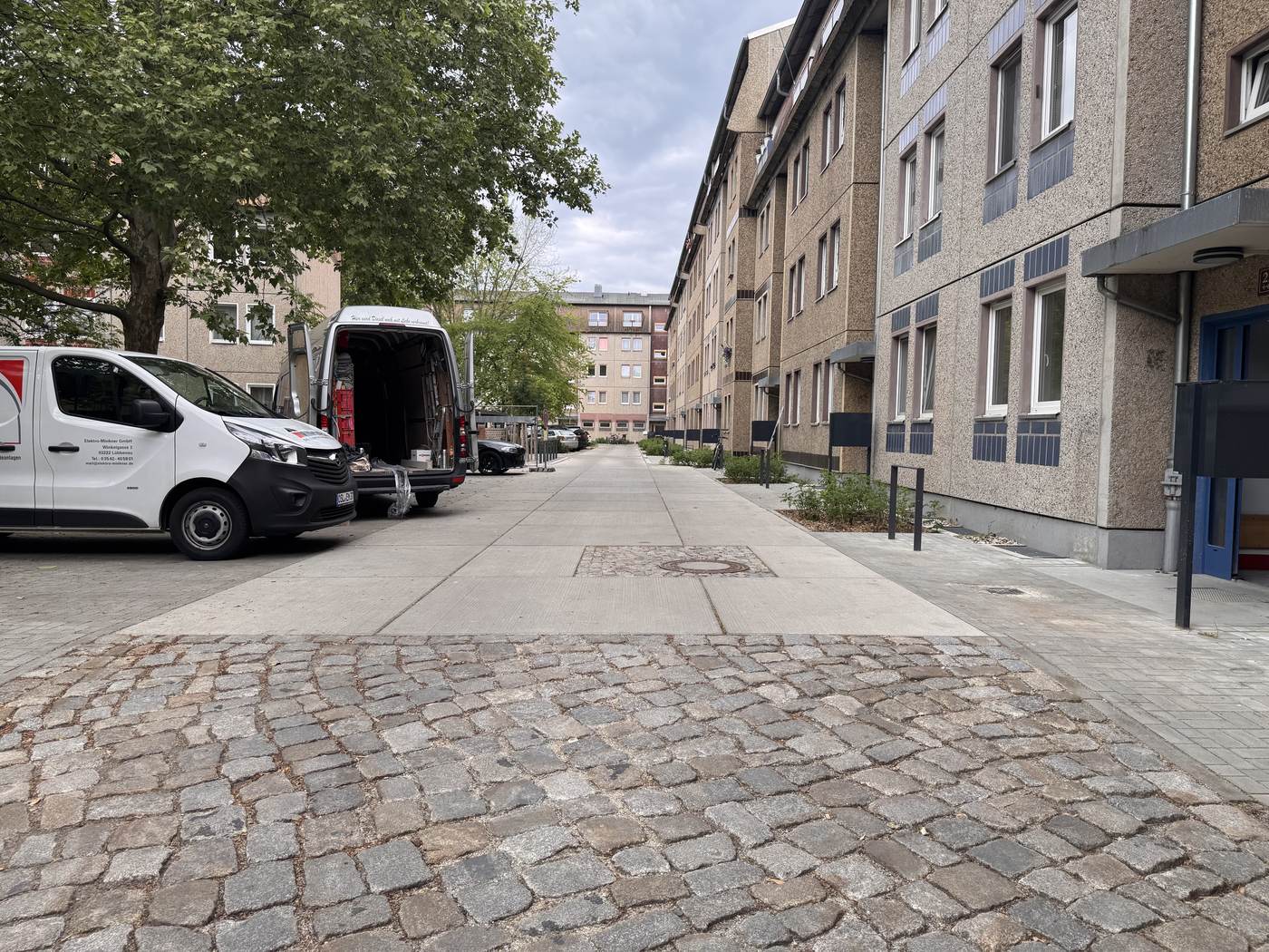 Klosterstraße 21-38, Cottbus — Lieferverkehr an der Straße