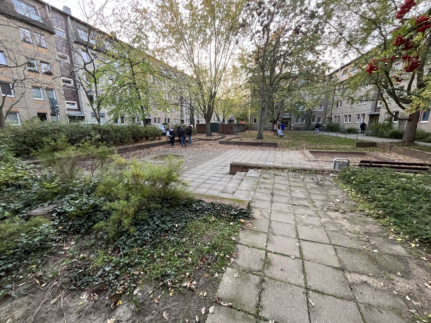 Klosterstraße 21-38, Cottbus — Parkbucht mit Grünbeeten