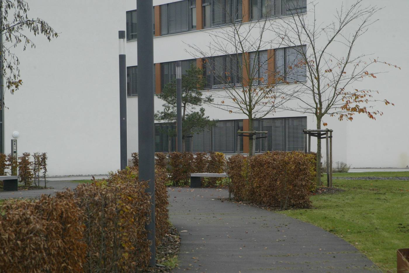 Städtische Werke Kassel — Weg zwischen Gebäude und Hecke